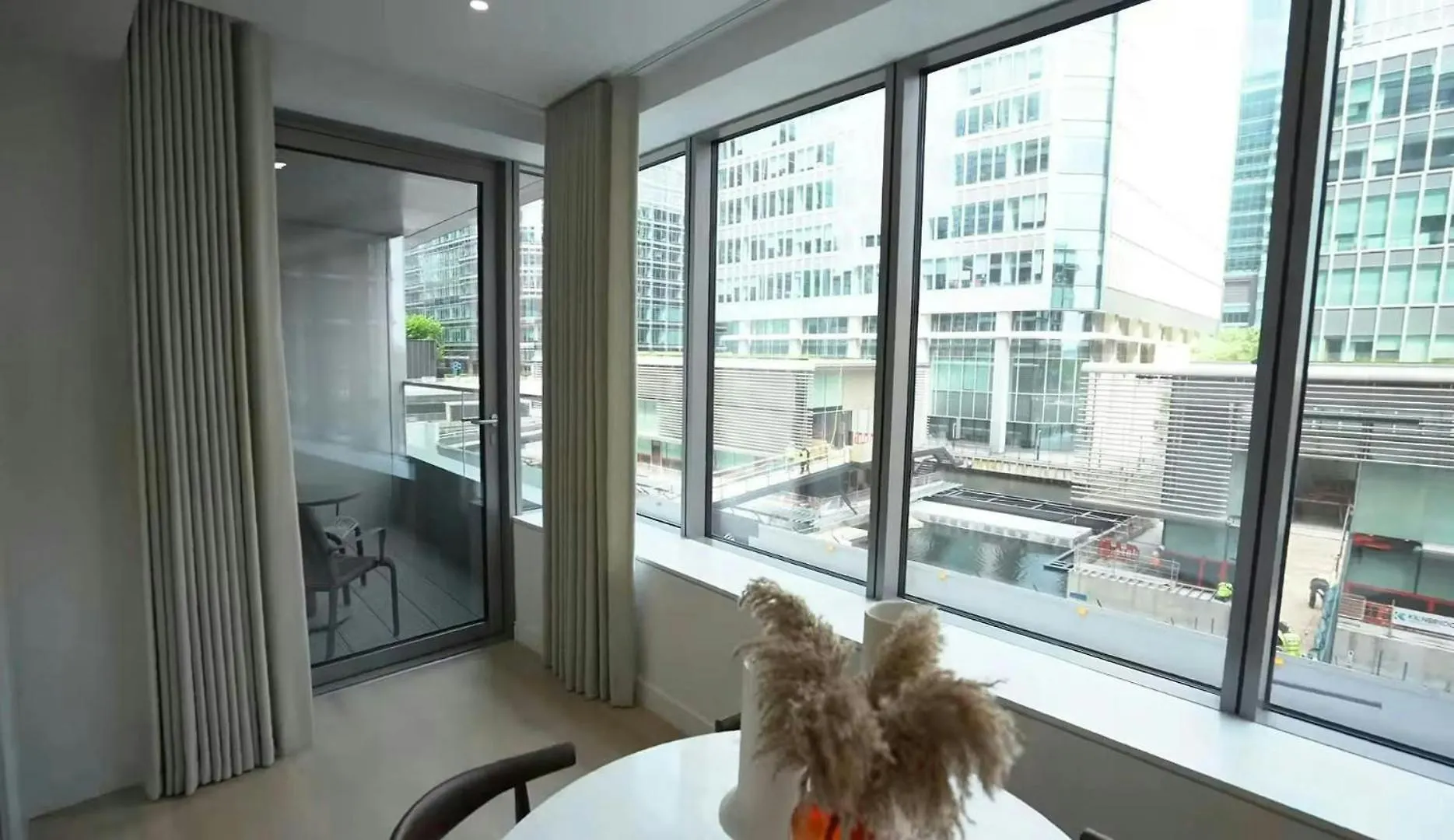 Canary Wharf Luxury Apartment Right Next To Thames London United Kingdom