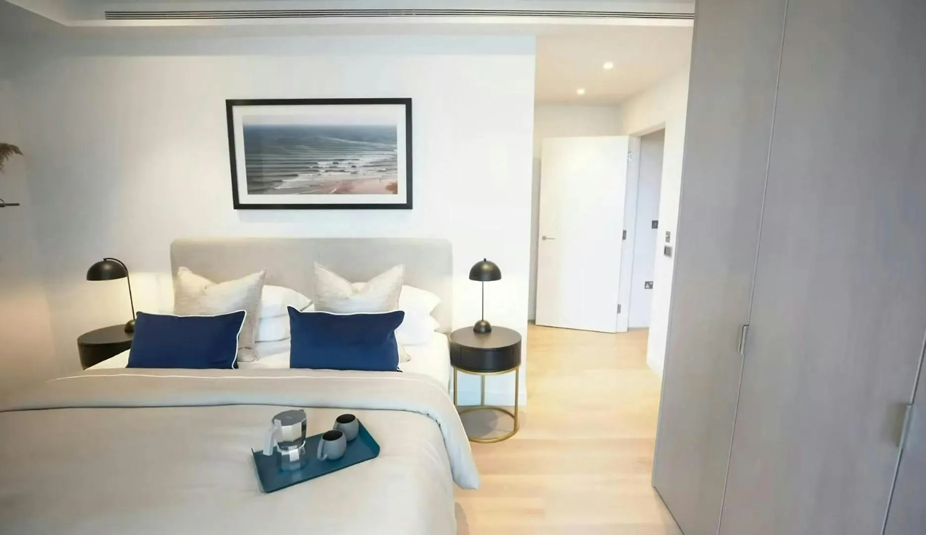 Canary Wharf Luxury Apartment Right Next To Thames London United Kingdom